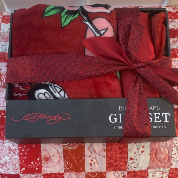 Ed Hardy Other - Ed Hardy 3 piece set with 2 satin pillowcases